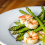 Gebratener Spargel und Shrimps