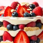 Schichten von Früchten in britischem Trifle